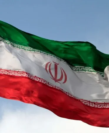 _c__iStock.com_Rainer_Puster__csm_flagge_iran_kp_1200_6ade393356_818af05b306cd14cb7bae61f38f8ac9b