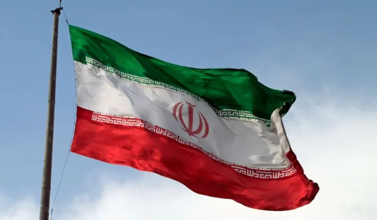 _c__iStock.com_Rainer_Puster__csm_flagge_iran_kp_1200_6ade393356_818af05b306cd14cb7bae61f38f8ac9b